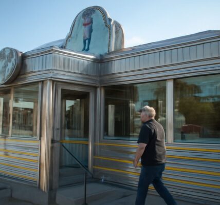 Guy Fieri restaurant with 80s diner and 4 star diner elements