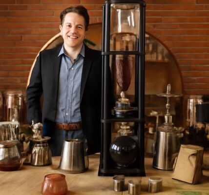 Sip coffee and explore the perfect coffee with gold leaf coffee