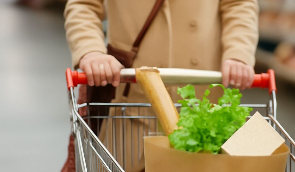 How to save money on fast food and eat healthy with tips on saving money in college