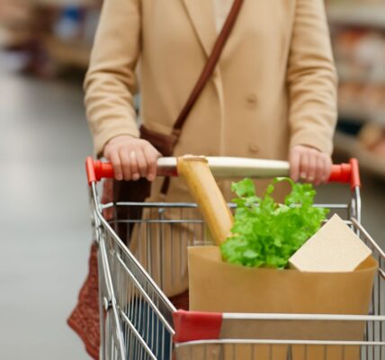 How to save money on fast food and eat healthy with tips on saving money in college